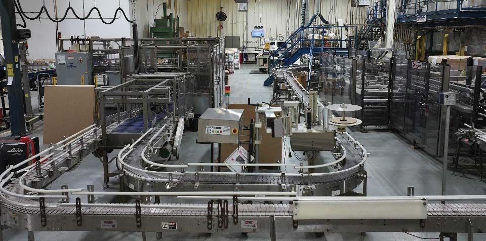 An automated packaging line with conveyors