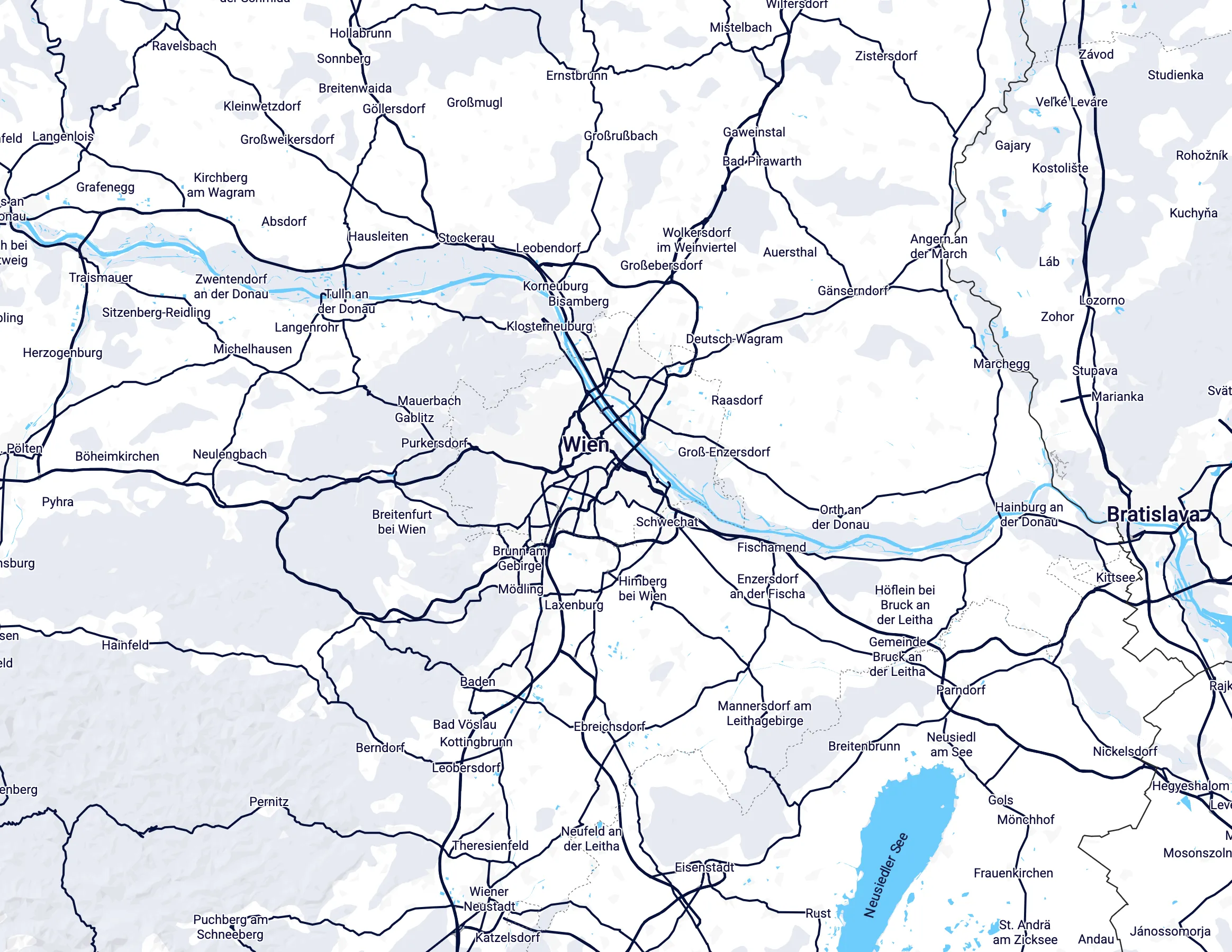 Karte zeigt Wien mit umliegenden Städten, Straßen und Flüssen in Österreich und Bratislava.