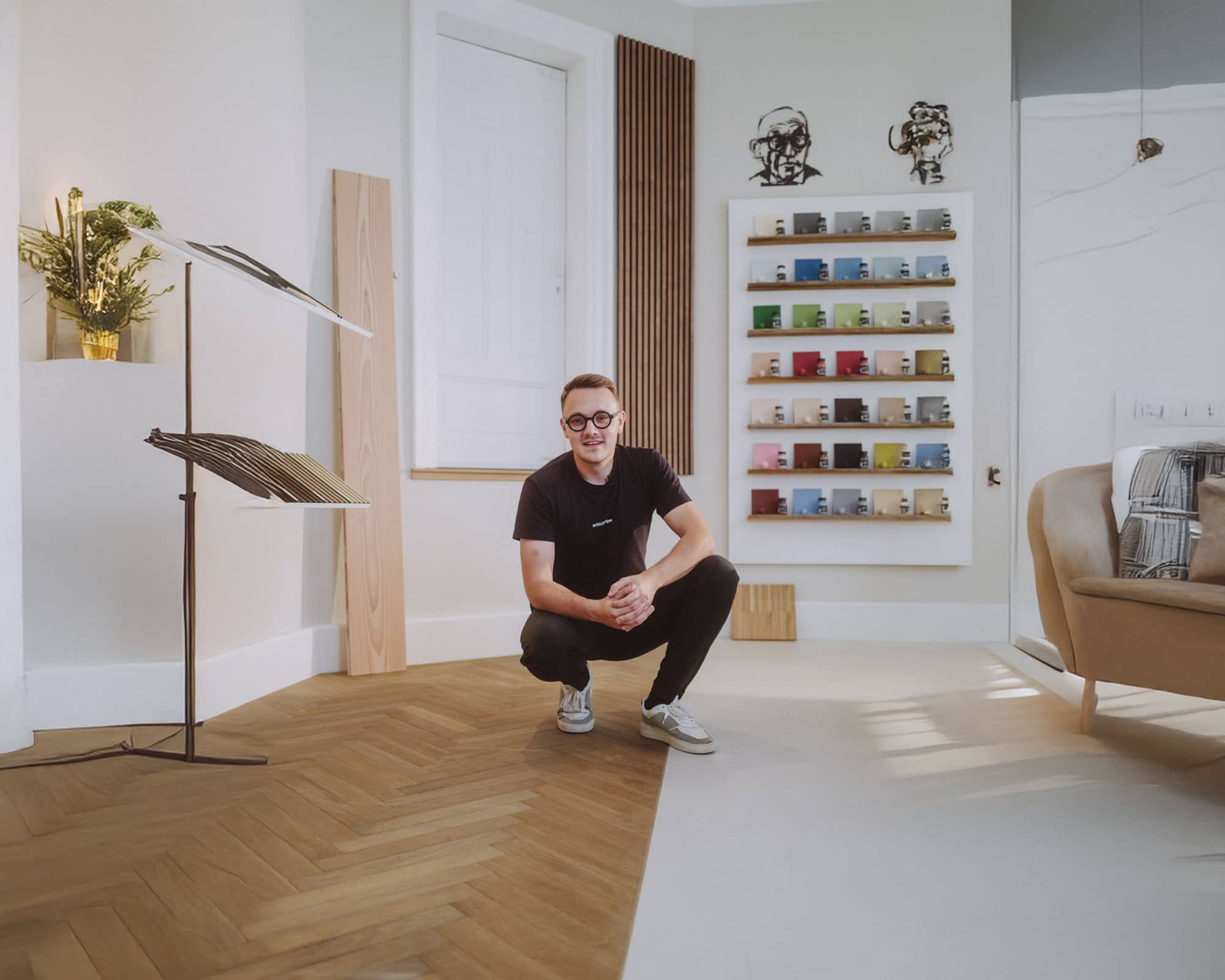 Jannik Schickinger im Showroom in Sinzheim vor der Farbmusterwand