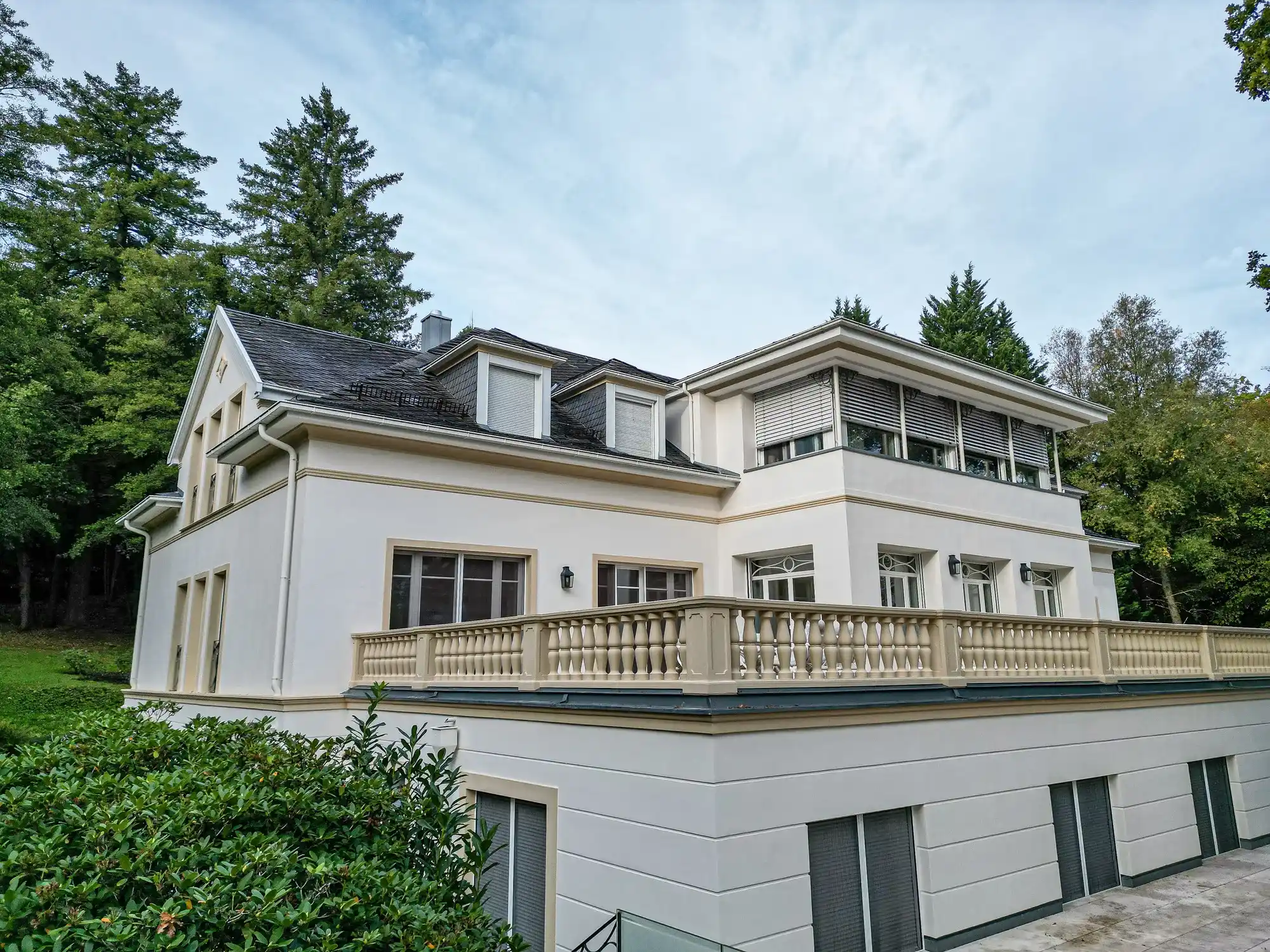 Weiße Villa mit Terrasse