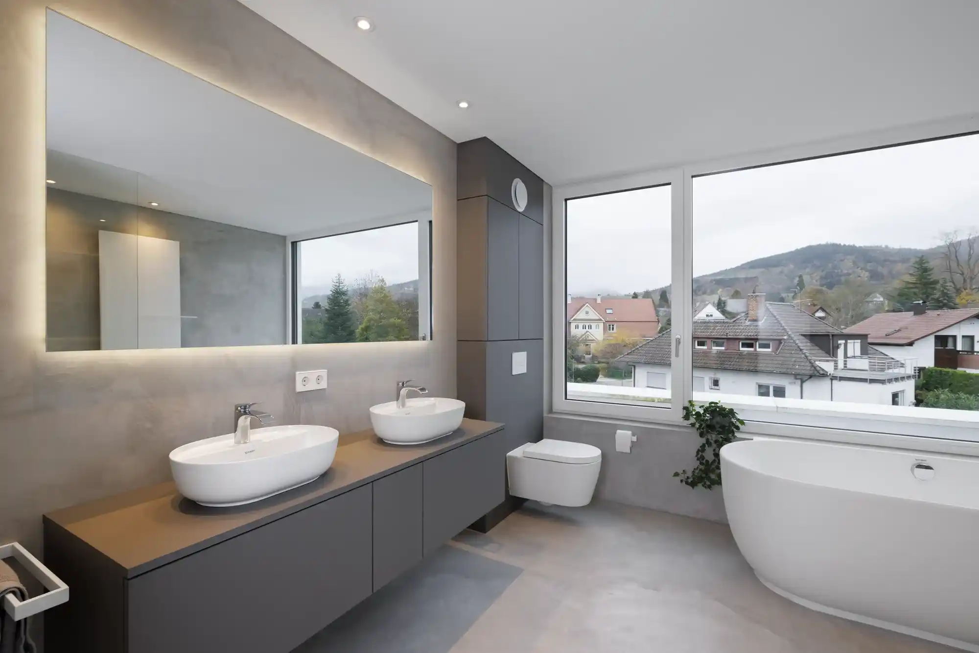 Modernes Bad mit Doppelwaschtisch und Ausblick