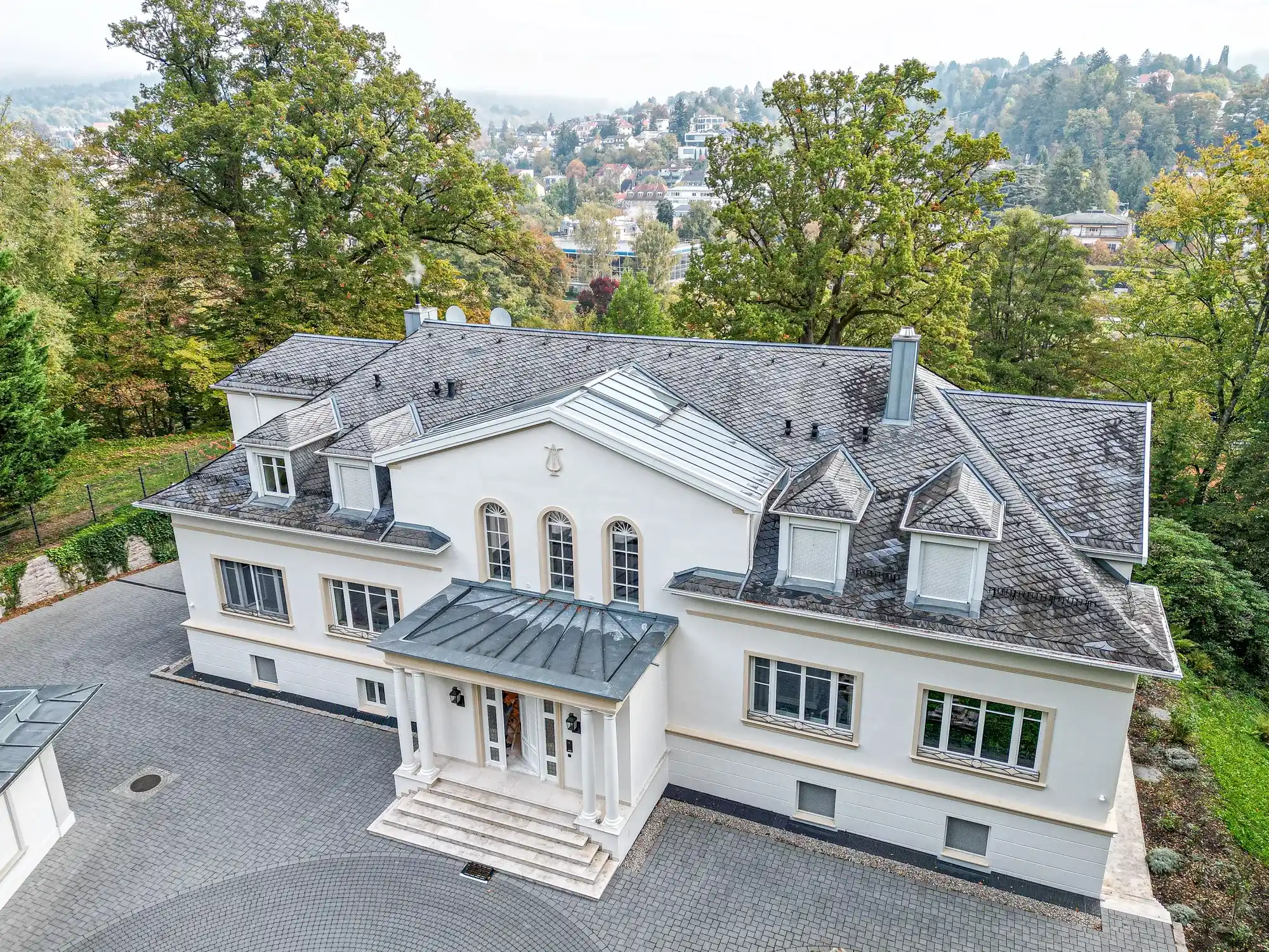 Weiße Villa aus der Vogelperspektive