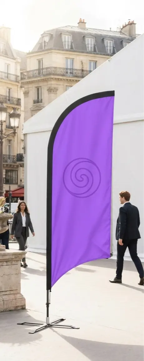Oriflamme violette personnalisée avec logo en spirale, installée sur une place devant des immeubles haussmanniens — LOGOBJET