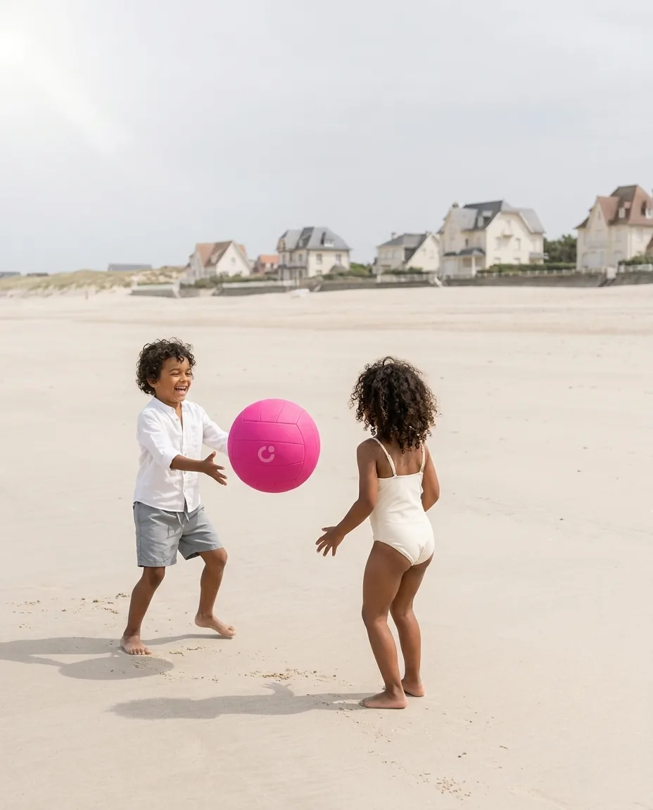 Ballon de plage personnalisé, enfants jouant sur une plage — Enfants & Jeux, objet publicitaire LOGOBJET