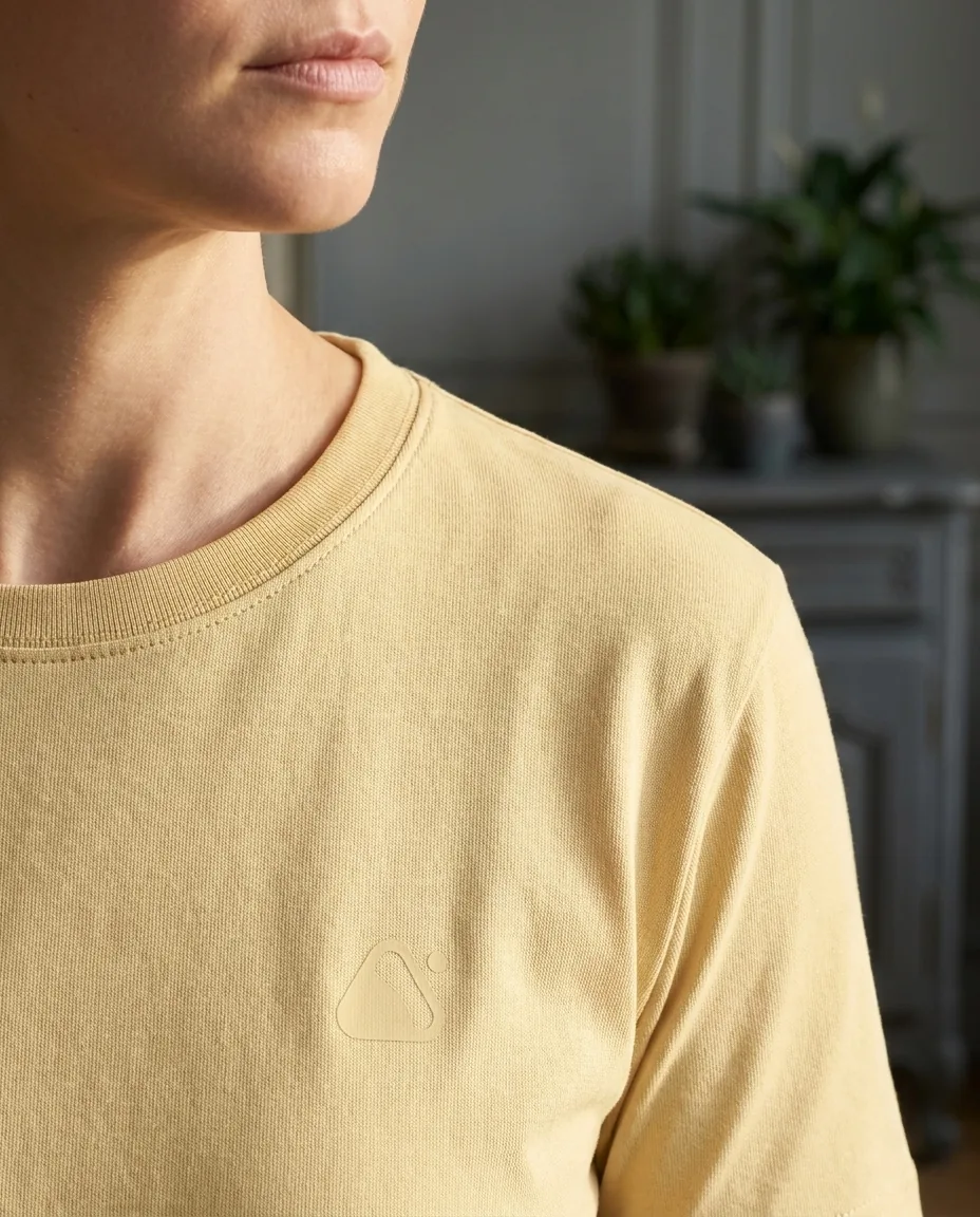 Tee-shirt personnalisé en gros plan : maille, col et broderie ton sur ton — Textile d'Image, objet publicitaire LOGOBJET