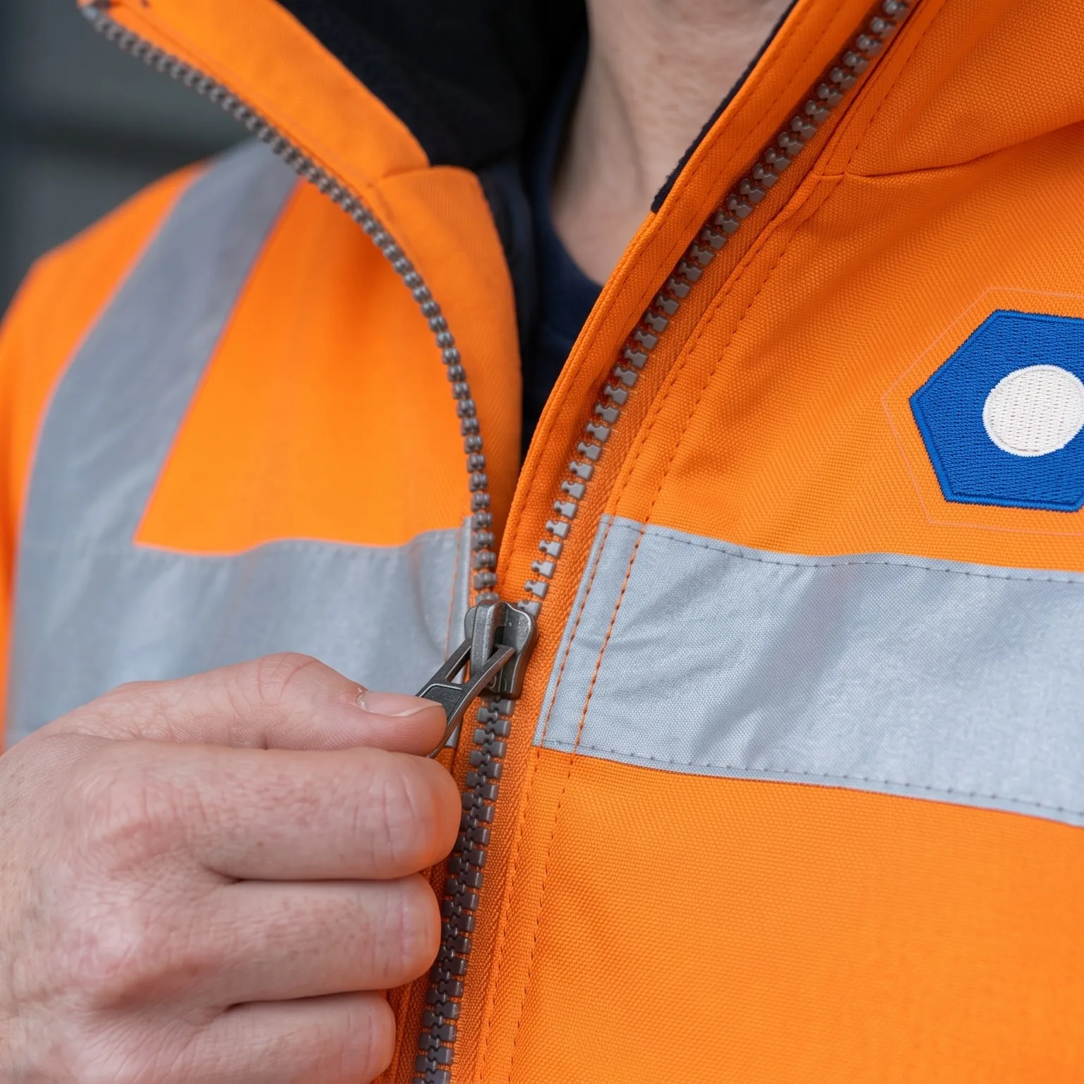 Vêtement de travail et EPI : la norme et le marquage qui tiennent au lavage industriel