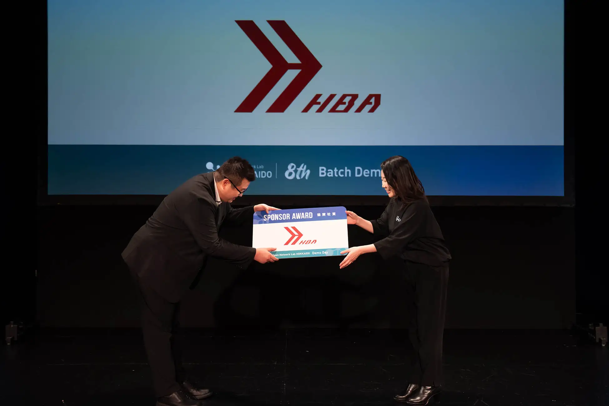 ikura CEO Eiko Nakazawa receiving the HBA Sponsor Award at Onlab HOKKAIDO 8th Batch DemoDay in Sapporo