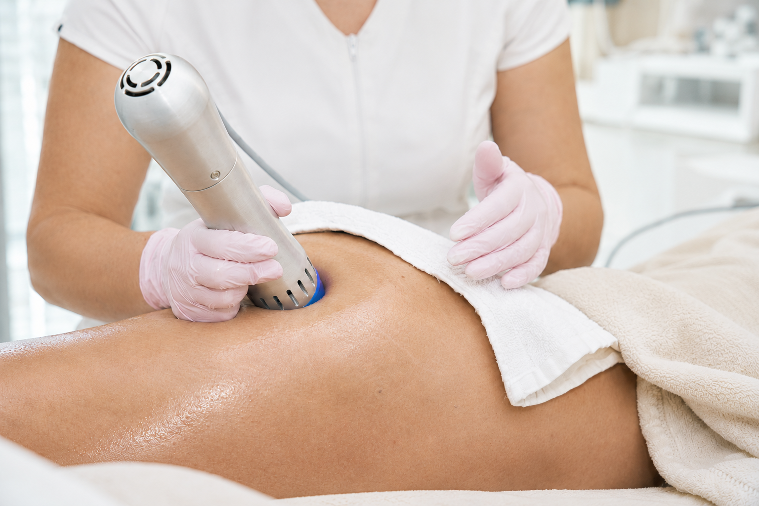 Frau erhält eine kosmetische Ultraschall-Behandlung an der Hüfte in einem Spa.