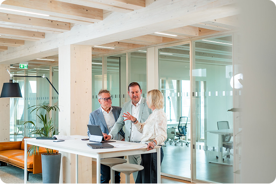 Gabriele Bahner, Udo Blank und Christian Oberle arbeiten an einem Projekt.