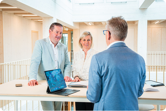 Gabriele Bahner, Udo Blank und Christian Oberle arbeiten an einem Projekt.