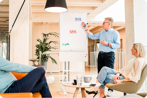 Gabriele Bahner, Udo Blank und Christian Oberle arbeiten an einem Projekt.