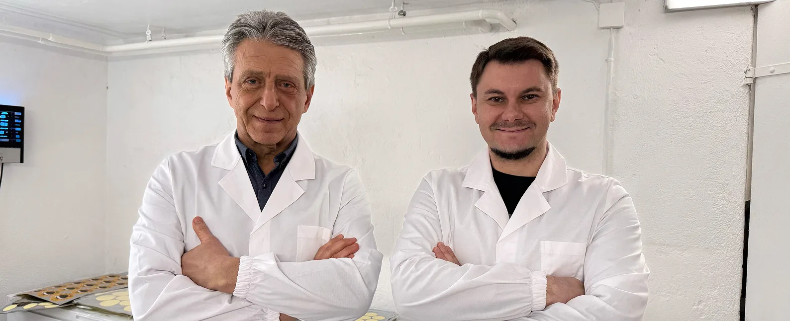 Titolari Nelden Caviar in camice bianco nello stabilimento di produzione caviale premium