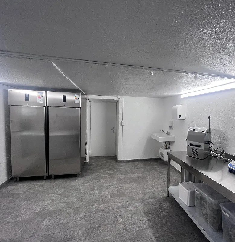 Laboratorio di lavorazione caviale premium con celle frigorifere in acciaio inox