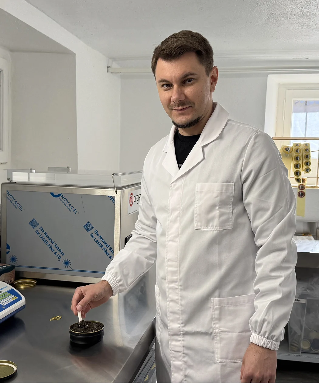 Tecnologo Nelden Caviar ispeziona caviale premium in laboratorio di selezione