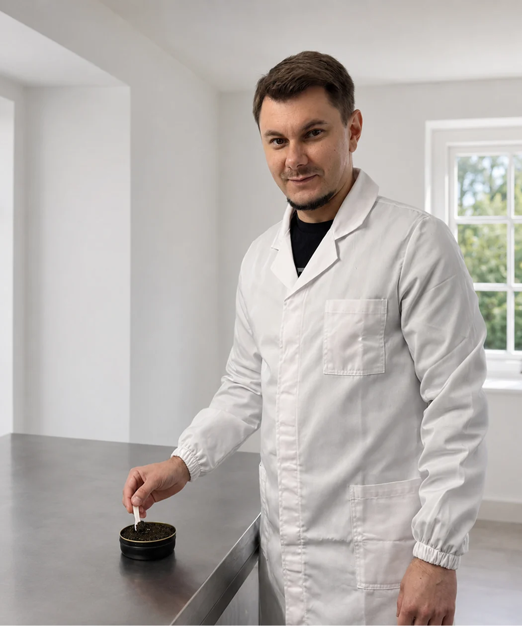 Tecnologo Nelden Caviar ispeziona caviale premium in laboratorio di selezione