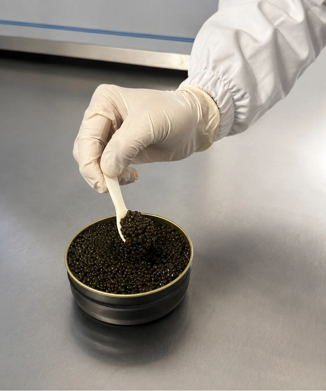 Selezione manuale di caviale premium in laboratorio con bilancia professionale