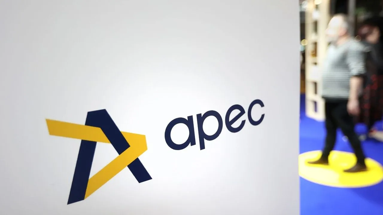 Logo de l'APEC sur un mur blanc avec une personne floue en arrière-plan sur un sol bleu.
