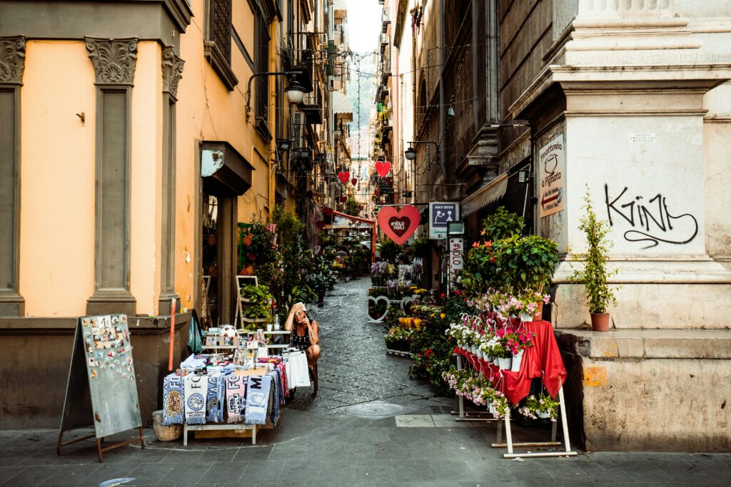 Rues de Naples, en Italie lors d'un roadtrip sur la côte Almafitaine