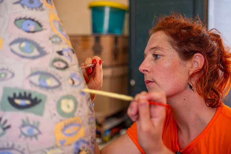 Femme qui participe à un atelier artistique lors d'un week-end ente copines