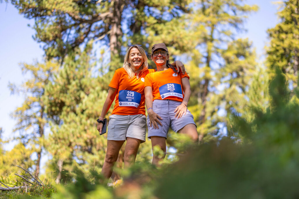 Femmes qui se tiennent par l'épaule et sourient lors d'une visite du jardin botanique de Samoëns