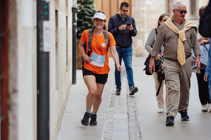 Femme qui court dans les rues de Barcelone lors d'un week-end pour découvrir la ville