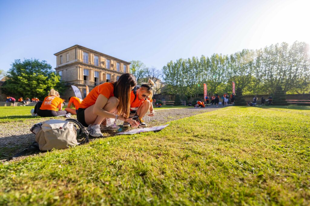 Participantes qui étudient la carte de la ville lors d'un city break un Europe
