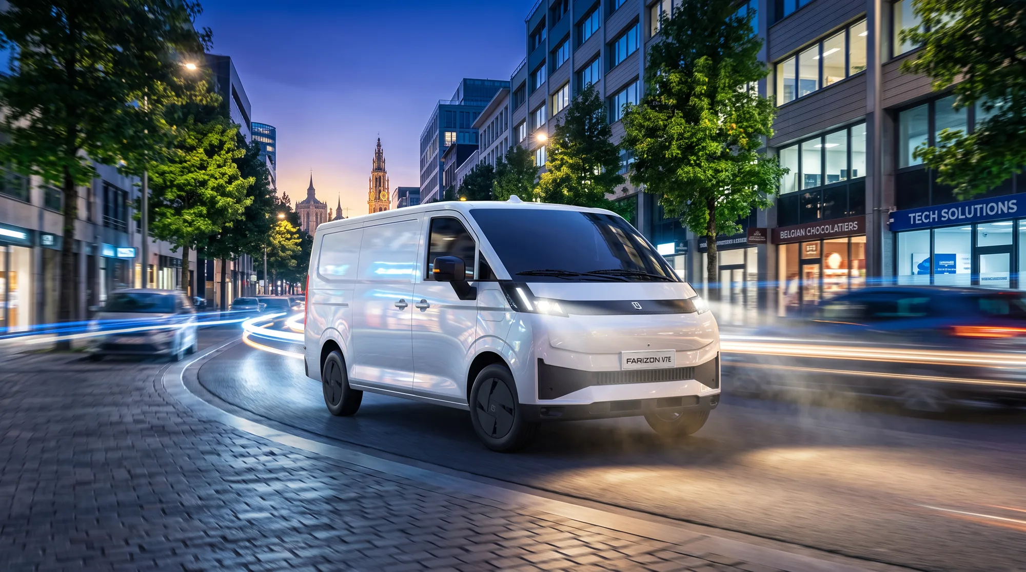 Witte Farizon V7E elektrische bestelwagen 's avonds in een Belgische stad