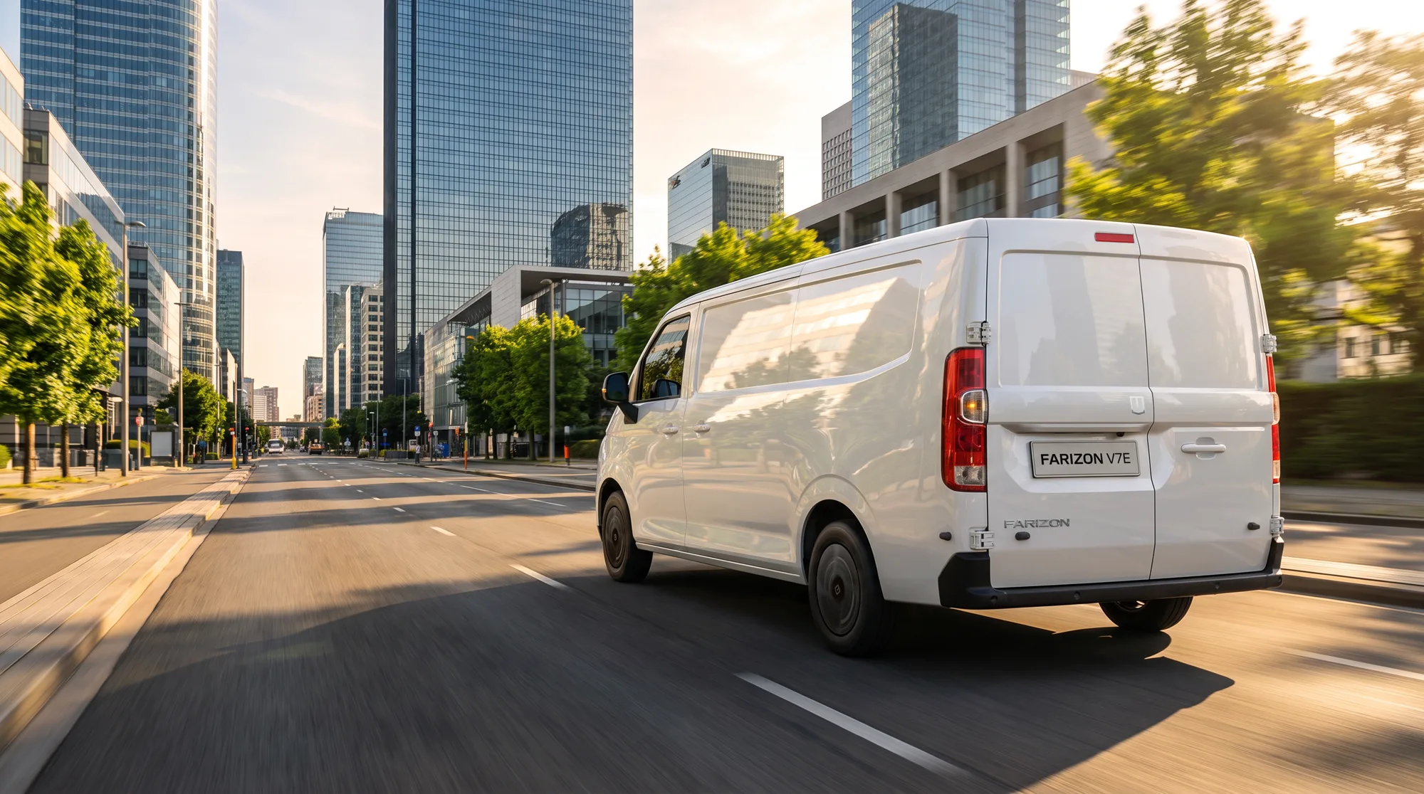 Achteraanzicht van de Farizon V7E elektrische bestelwagen in de stad
