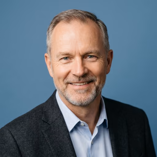 A headshot of Henrik Soren.