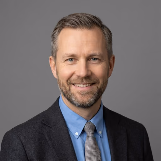 A headshot of Henrik Svensson.