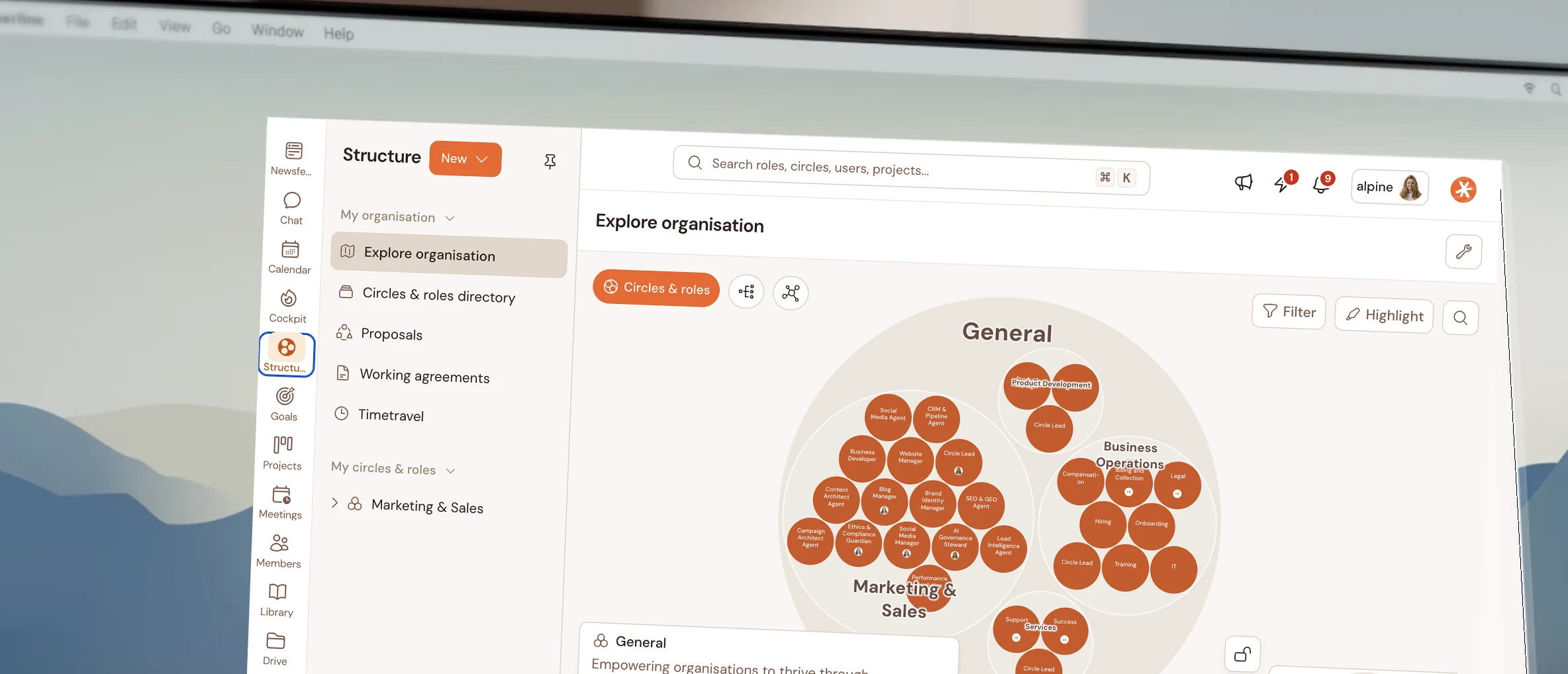 Talkspirit Structure affiché sur un écran : la vue Explorer l'organisation en cercles et rôles, avec la navigation Newsfeed, Chat, Objectifs, Projets et Réunions.