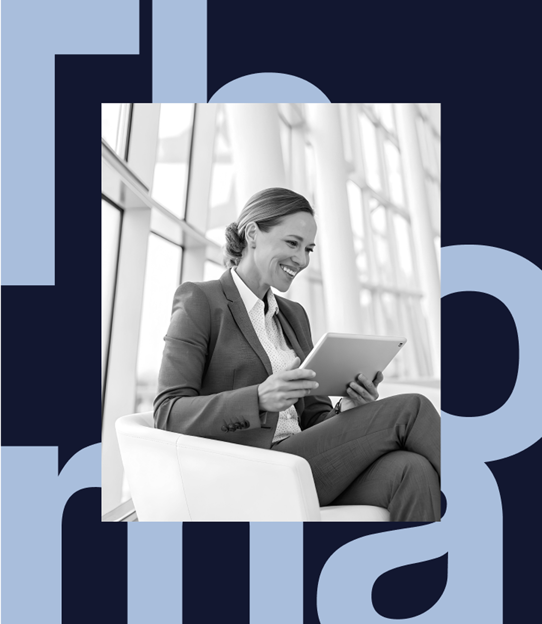 Femme d'affaires souriante en costume, assise sur un fauteuil, utilisant une tablette numérique.