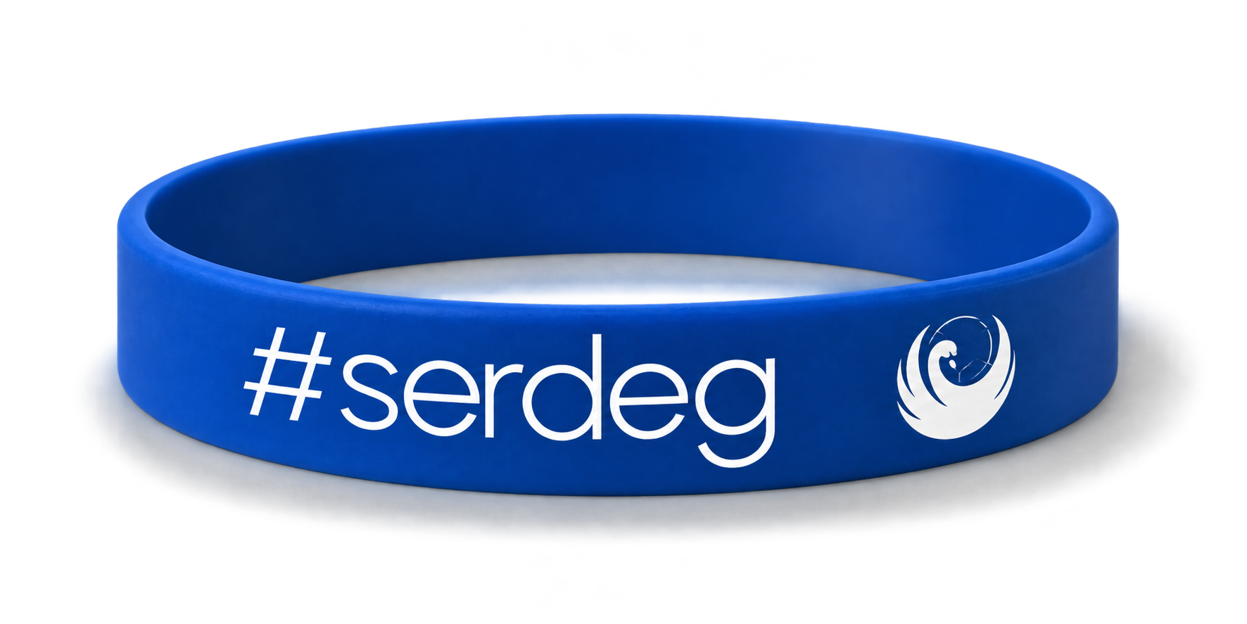 Blått armbånd med #serdeg og klubbmerket