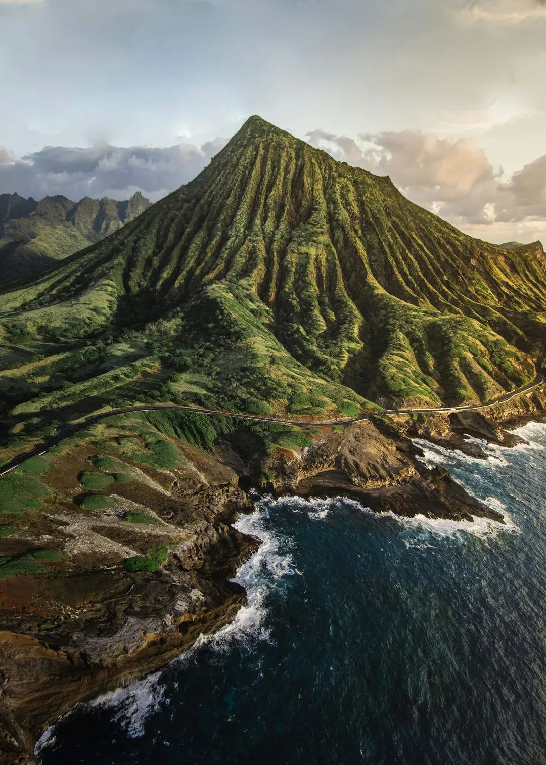 Ein atemberaubender Blick auf die üppige Landschaft von Kauai, Hawaii, mit grünen Hügeln und strahlend blauem Himmel.