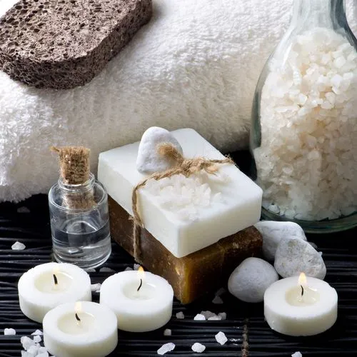 Entspannende Spa-Produkte auf einer Bambusmatte, die eine ruhige und harmonische Atmosphäre schaffen.