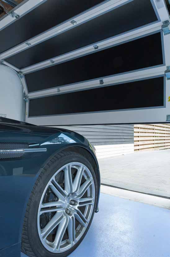 Großes, geschlossenes Industriesektionaltor mit transparenten Glaspaneelen, eingefasst in eine massive Holzrahmenkonstruktion im Innenbereich einer modernen Halle.