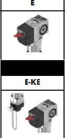 Grafische Darstellung zweier Ausführungen eines elektrischen Torantriebs. Im oberen Abschnitt zeigt das Modell „E“ einen Aufsteckantrieb mit metallischem Getriebeblock, schwarzem Gehäuseteil und einem auffälligen roten Hebel zur Entriegelung. Im unteren Abschnitt zeigt das Modell „E-KE“ den gleichen Grundantrieb, der jedoch zusätzlich mit einem seitlichen Modul samt herabhängender, metallischer Nothandkette ausgestattet ist.