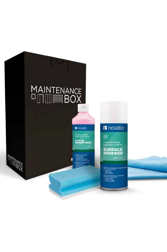 Fotografie einer schwarzen „Maintenance Box“ (Pflegeset) von Novatio, bestehend aus einer rosa Flasche „Novacare Shamp-Wax“, einer weißen Sprühdose „Surface Renewer“, einem blau-weißen Schwamm sowie einem blauen Mikrofasertuch.