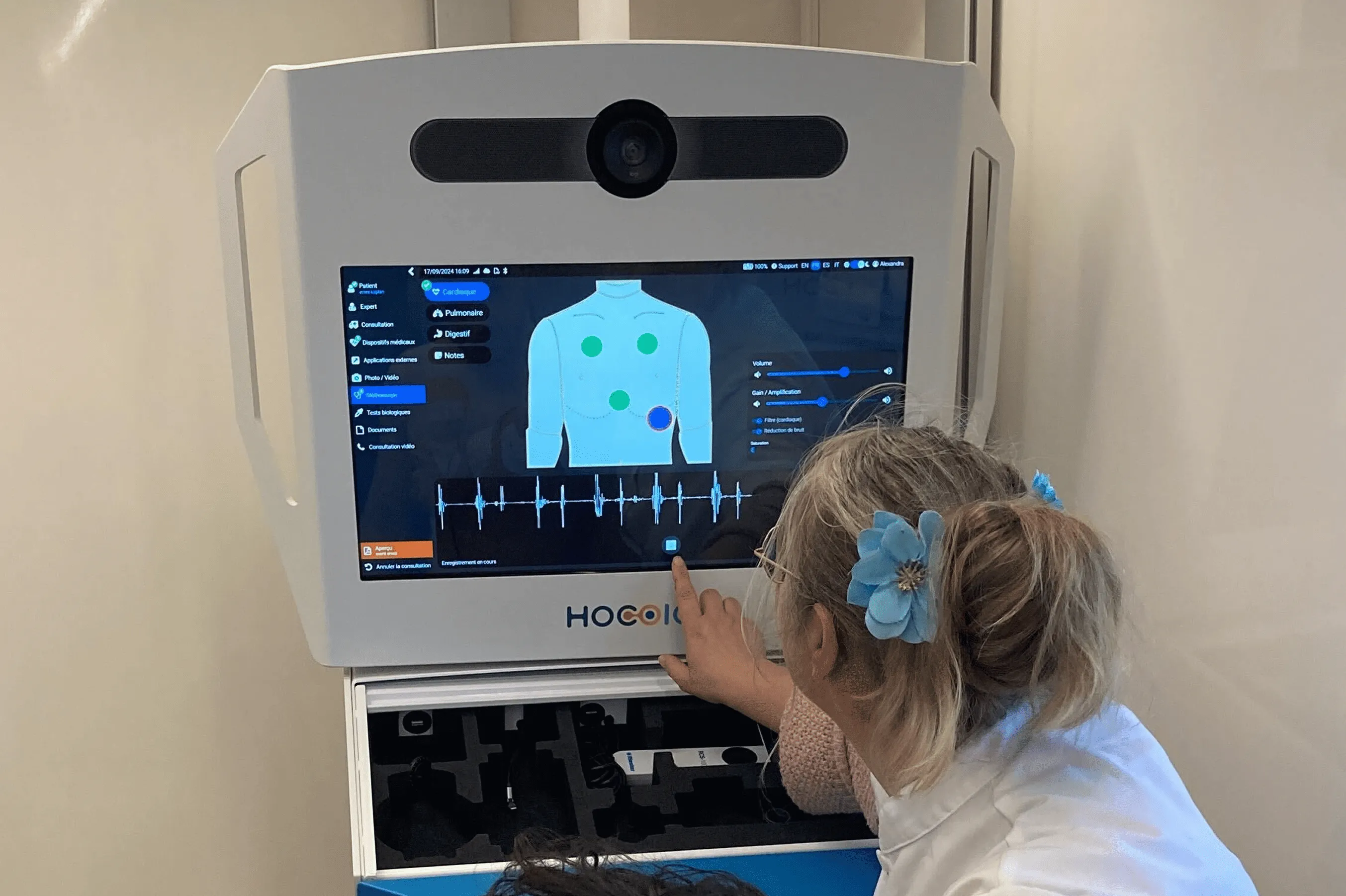 Examen cardiologique avec ECG à bord d'un bus médical Hocoia