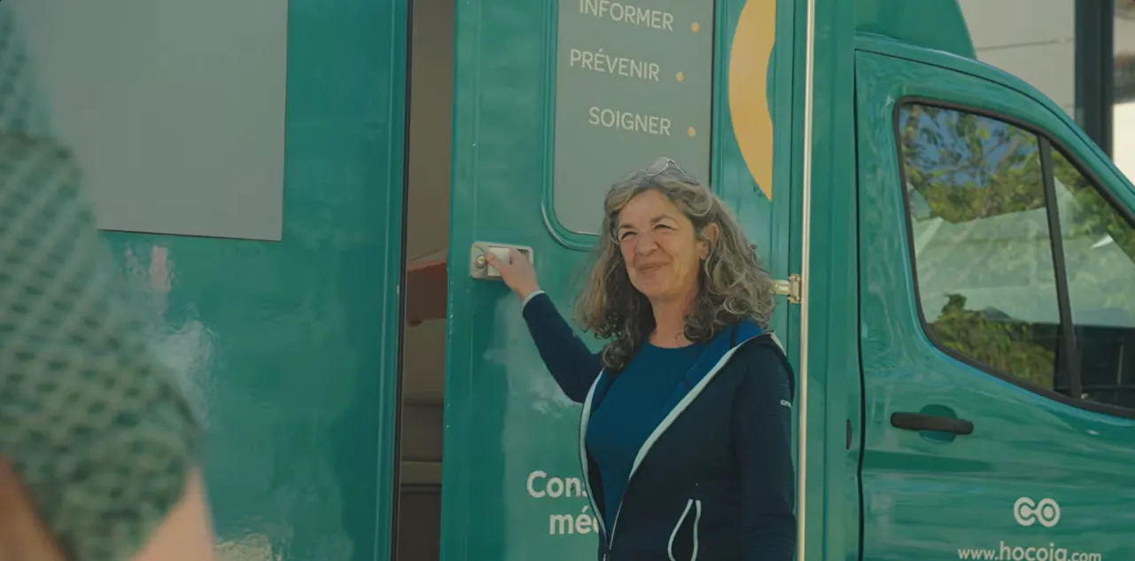 Professionnel de santé Hocoia lors d'une mission mobile