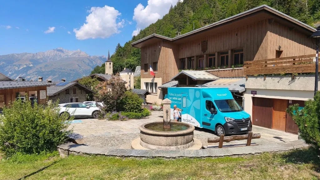 Vue aérienne d'un MédicoBus déployé dans une commune