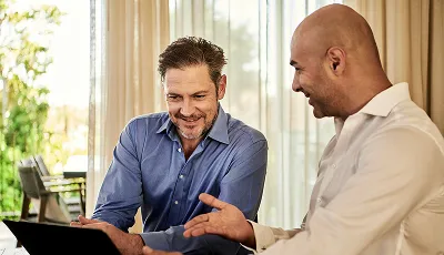 Deux professionnels découvrant le compte LinkedIn du réseau C10