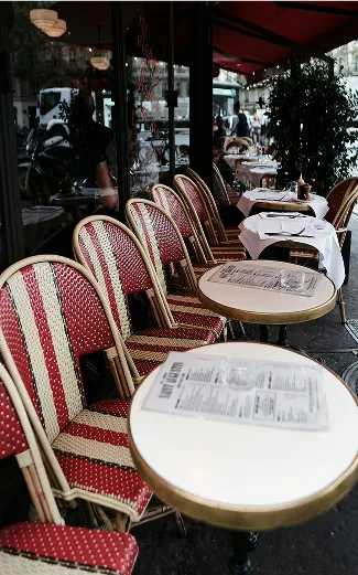 Terrasse extérieures d'un CHR avec table, chaises et menus