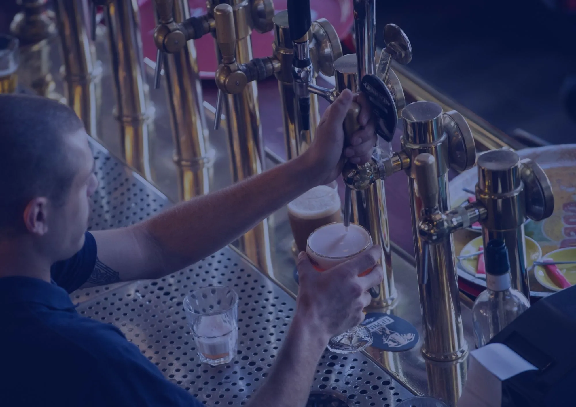 Barman préparant une bière derrière le comptoir