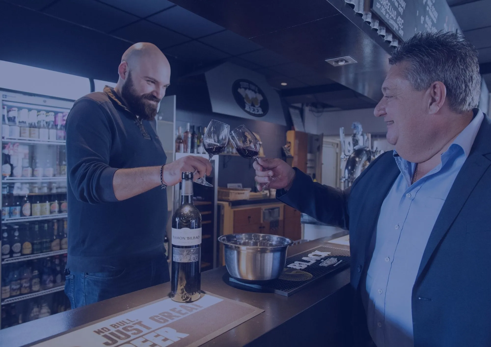 Serveur proposant des boissons au comptoir d'un café