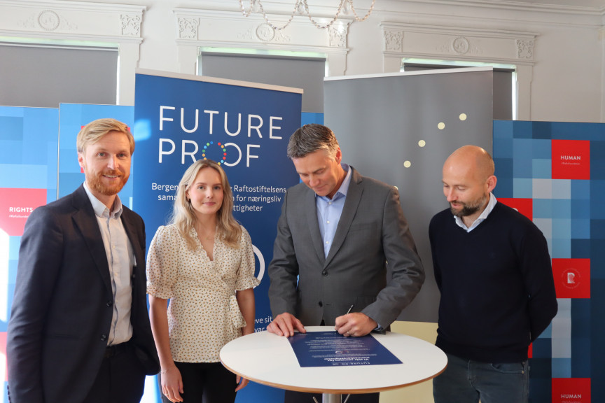 Salmon Group signerer FUTURE-PROOF plakaten