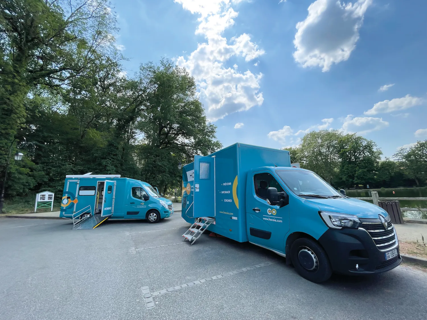 MédicoBus Hocoia installé dans un village