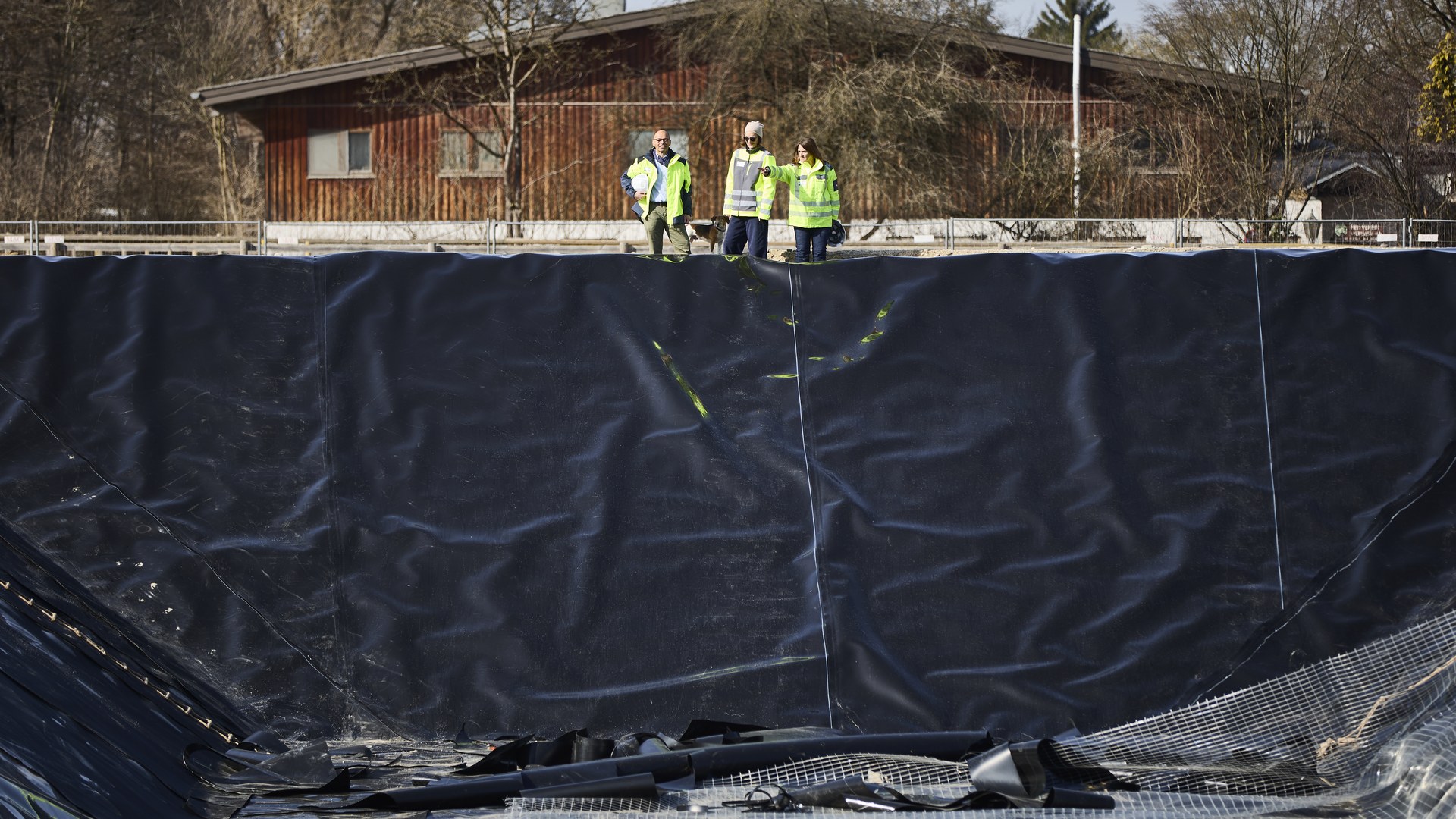 Projektteam bei einer Begehung am Gräfelfinger Bohrplatz, Symbolbild für die Prüf- und Kartierungsarbeiten 2017.