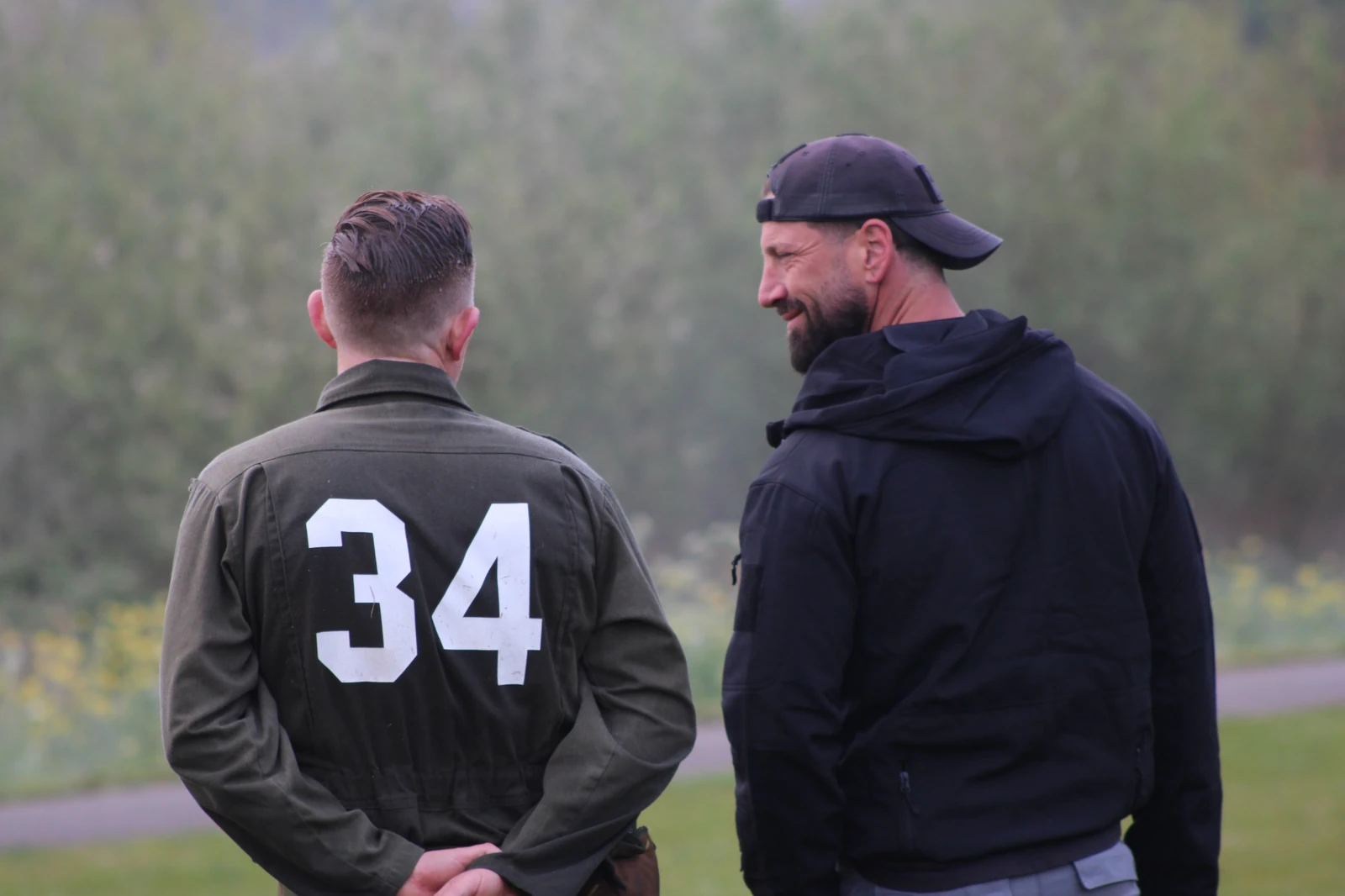 Instructeur Pieter spiegelt met een deelnemer