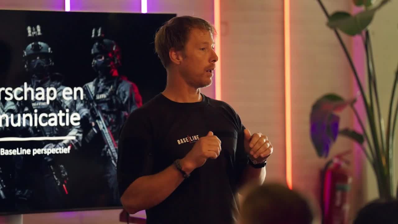 Instructeur Bert geeft een Keynote